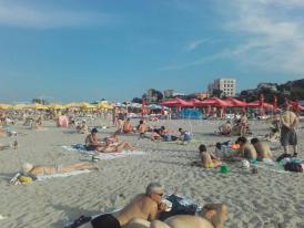 Turiștii se bucură de apa caldă! Plaja din Mamaia este plină...