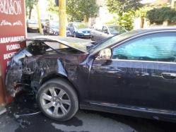 UPDATE.O mașină a intrat în plin într-o florărie și s-a făcut armonică (galerie foto+video)   