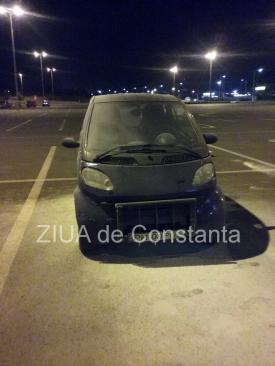 Un autoturism a luat foc în parcarea unui supermarket din Constanța (galerie foto+video)  