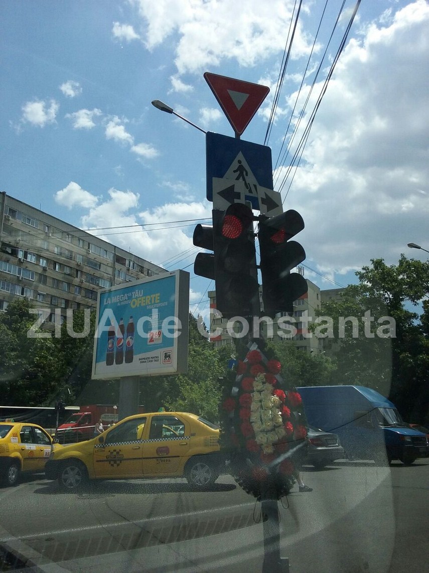 regrete si un ultim omagiu coroana de flori la un semafor galerie foto 599342