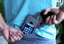 O husă de iPhone care seamănă cu un pistol te poate băga ușor în bucluc