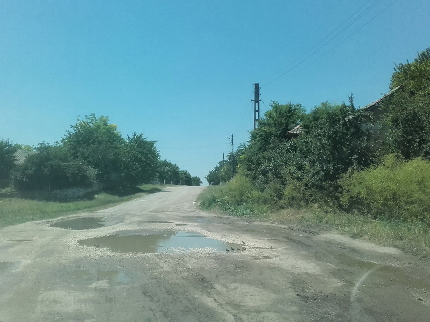se cauta solutii pentru construirea unui teren de fotbal infrastructura drumurilor prioritatea zero la