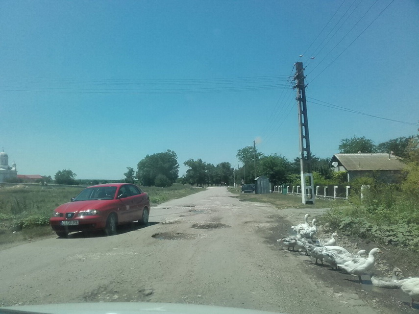 se cauta solutii pentru construirea unui teren de fotbal infrastructura drumurilor prioritatea zero la