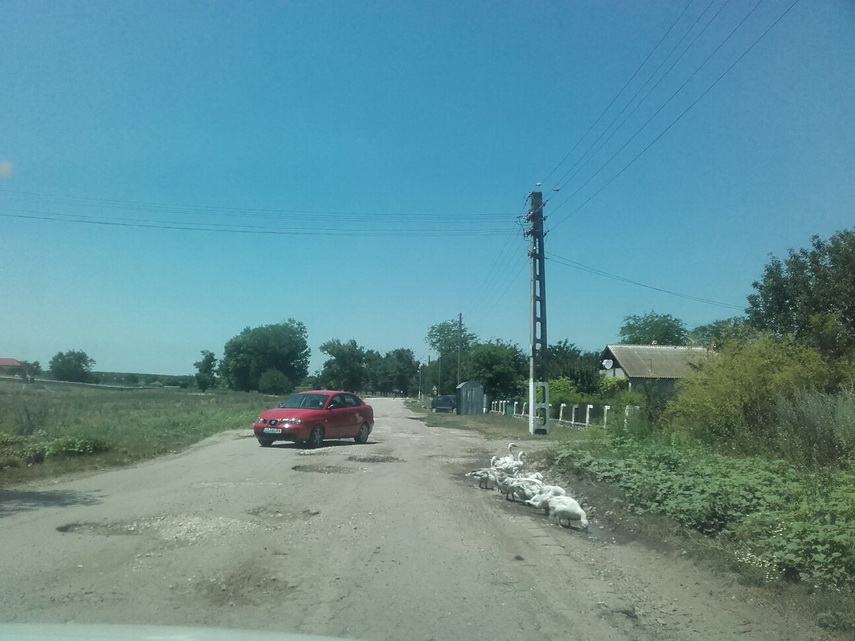 se cauta solutii pentru construirea unui teren de fotbal infrastructura drumurilor prioritatea zero la