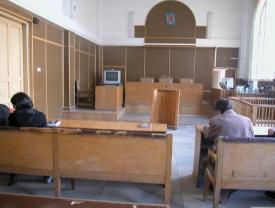 Zeci de români cer decorarea „judecătoarei cu pantofi albaștri“ 