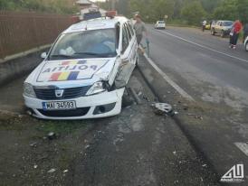 Un microbuz a intrat într-o mașină de poliție, în Bihor