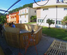 Visați o piscină în mijlocul curții? Un bărbat vă demonstrează că oricine poate construi una cu bani foarte puțini (video)