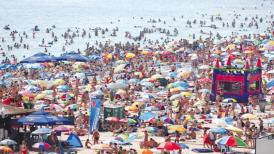 Mii de turişti pe litoral. În Mamaia şi Vama Veche nu mai găseşti niciun loc de cazare