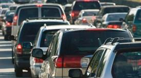 Atenție la drumurile prin Capitală Se circulă în coloană, cu avariile puse!