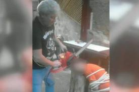 Un consilier local al PNL Suceava a fost dat afară din organizaţie, după ce a fost fotografiat simulând decapitarea unui bărbat