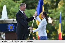 Iohannis i-a înmânat Cătălinei Ponor drapelul cu care echipa României va defila la Jocurile Olimpice de la Rio