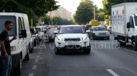 Bărbat luat pe sus de un jeep pe bulevardul Lăpușneanu (galerie foto)  