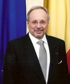 Iohannis l-a decorat pe ambasadorul Republicii Peru la București, Antonio Arrospide del Busto