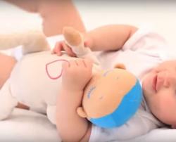 S-a inventat păpușa care ajută copiii să doarmă (video)