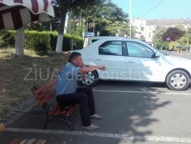 UPDATE5. Ameninţă că îşi dă foc în faţa Primăriei Constanţa. Spune că i s-a cerut o șpagă de 100 de euro (galerie foto+video)              