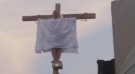 Protest inedit. Patronul unui restaurant din Eforie s-a răstignit pe o cruce de lemn! (galerie foto)  