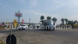 O manevră greșită și... s-a trezit cu marfa împrăștiată în sensul giratoriu! (galerie foto+video) 