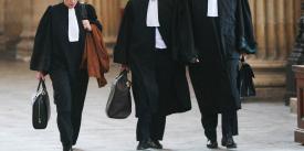 Robe versus robe Judecat şi condamnat pentru că s-ar da drept avocat