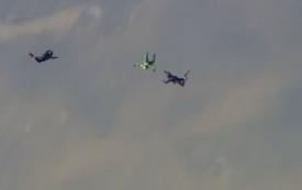 A sărit de la 7.600 de metri fără parașută! Este o premieră mondială (video)