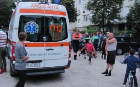 Bătrân în stare gravă, după ce s-a aruncat de la etajul patru