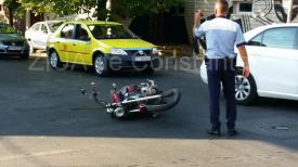 UPDATE2. Accident cu un motociclist la intersecţia străzilor Nicolae Iorga cu Mihai Viteazu. Se intervine cu două ambulanţe (galerie foto+video)        