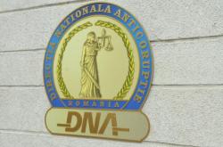 Trei persoane acuzate de corupție, trimise în judecată de DNA 