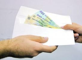 Medic chirurg prins când returna mita