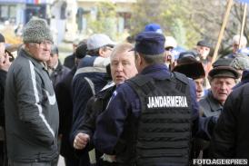 Primarul din Reşiţa, la un pas să fie linşat de pensionari