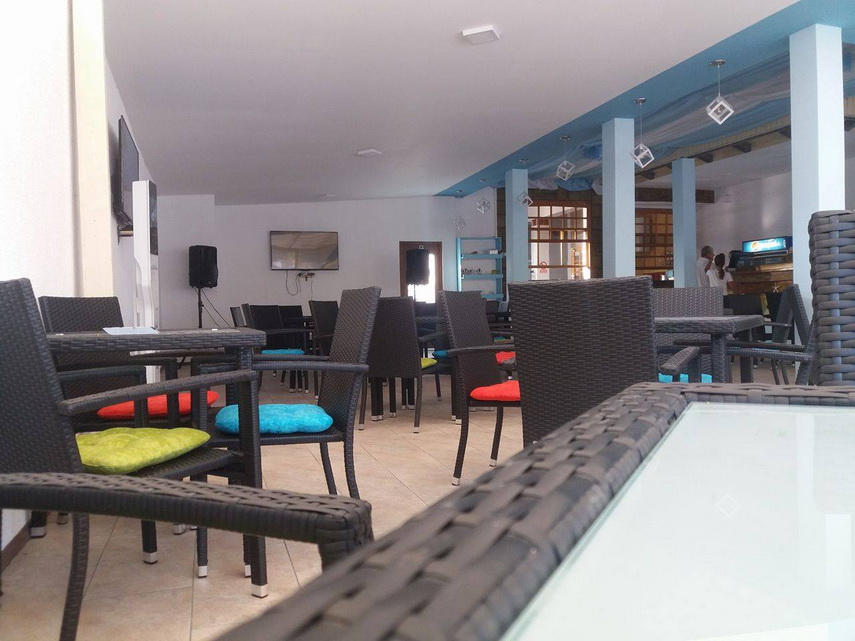 azzurro terasa faina din mamaia cu mancare buna care intarzie peste masura galerie foto 602827