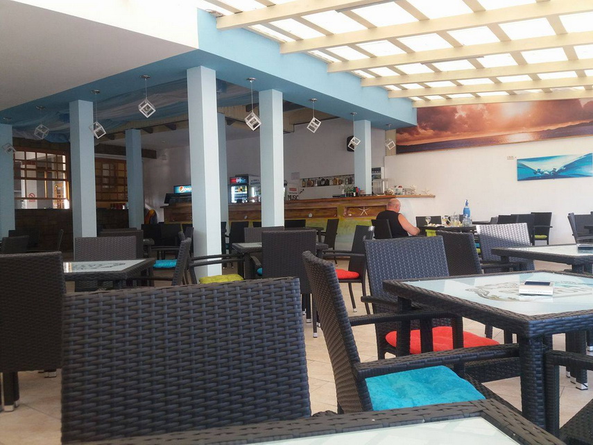 azzurro terasa faina din mamaia cu mancare buna care intarzie peste masura galerie foto 602827