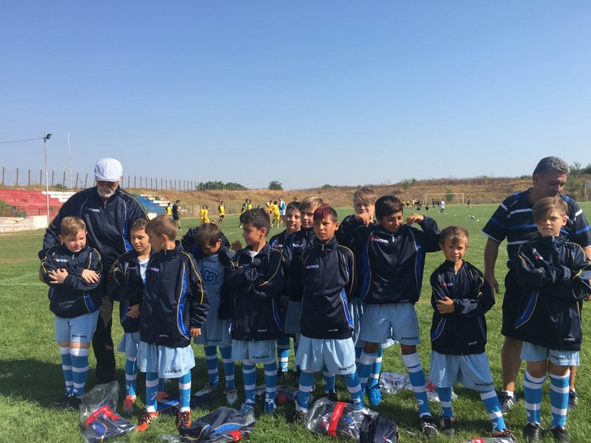 proiectul rugby valori pentru viata acs rugby team constanta le a oferit echipament sportiv si copiilor