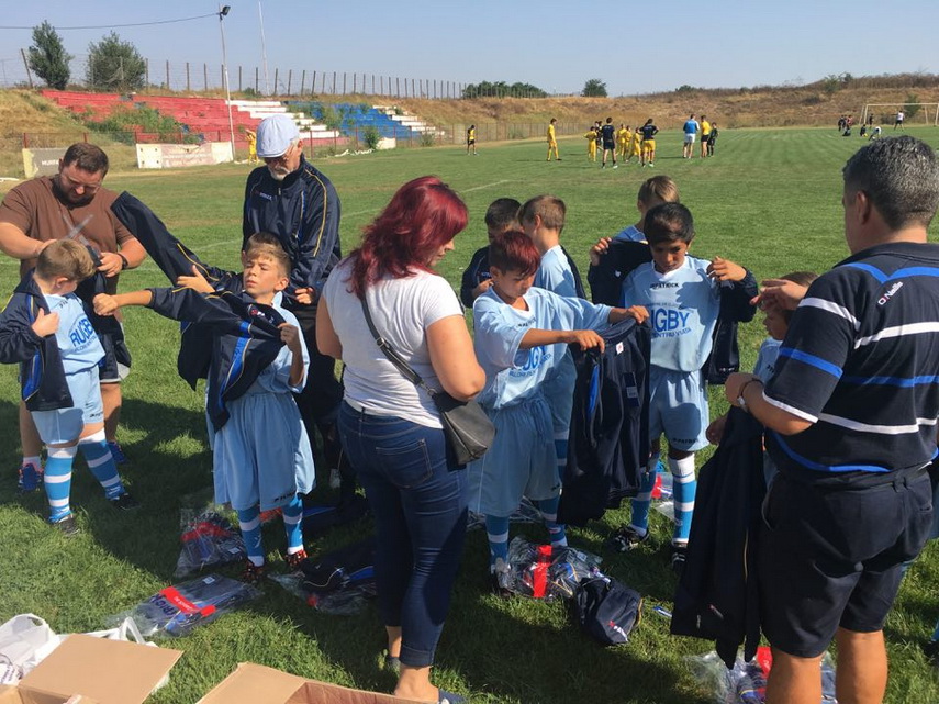 proiectul rugby valori pentru viata acs rugby team constanta le a oferit echipament sportiv si copiilor