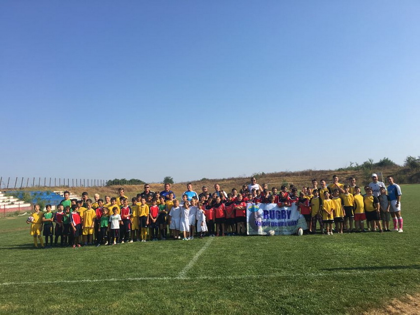 proiectul rugby valori pentru viata acs rugby team constanta le a oferit echipament sportiv si copiilor