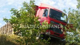 Medgidia. Şoferul unui tir a uitat să tragă frâna de mână, iar tirul a dat peste el. Rezultatul- picioarele amputate (galerie foto+video)        