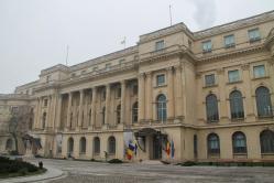 Românii aşteaptă la Palatul Regal să îşi ia rămas bun de la Regina Ana