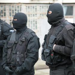 Acum. Trei percheziţii la domiciliul unor persoane bănuite de spălare de bani