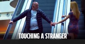 Funny video Ce se întâmplă când atingi un străin pe scara rulantă...