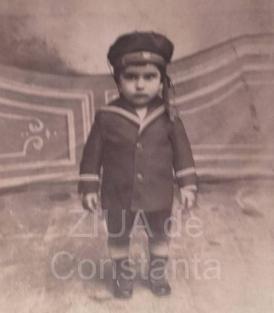  Nu e domnu` Goe. Nici Traian Băsescu. Poza de epocă face cât o mie de cuvinte. Copil îmbrăcat marinar