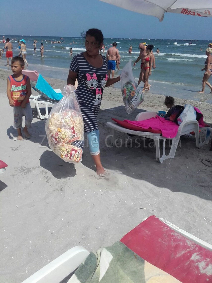 plaja din mamaia luata iar cu asalt de vanzatorii ambulanti comertul de chilipiruri prospera foto reportaj