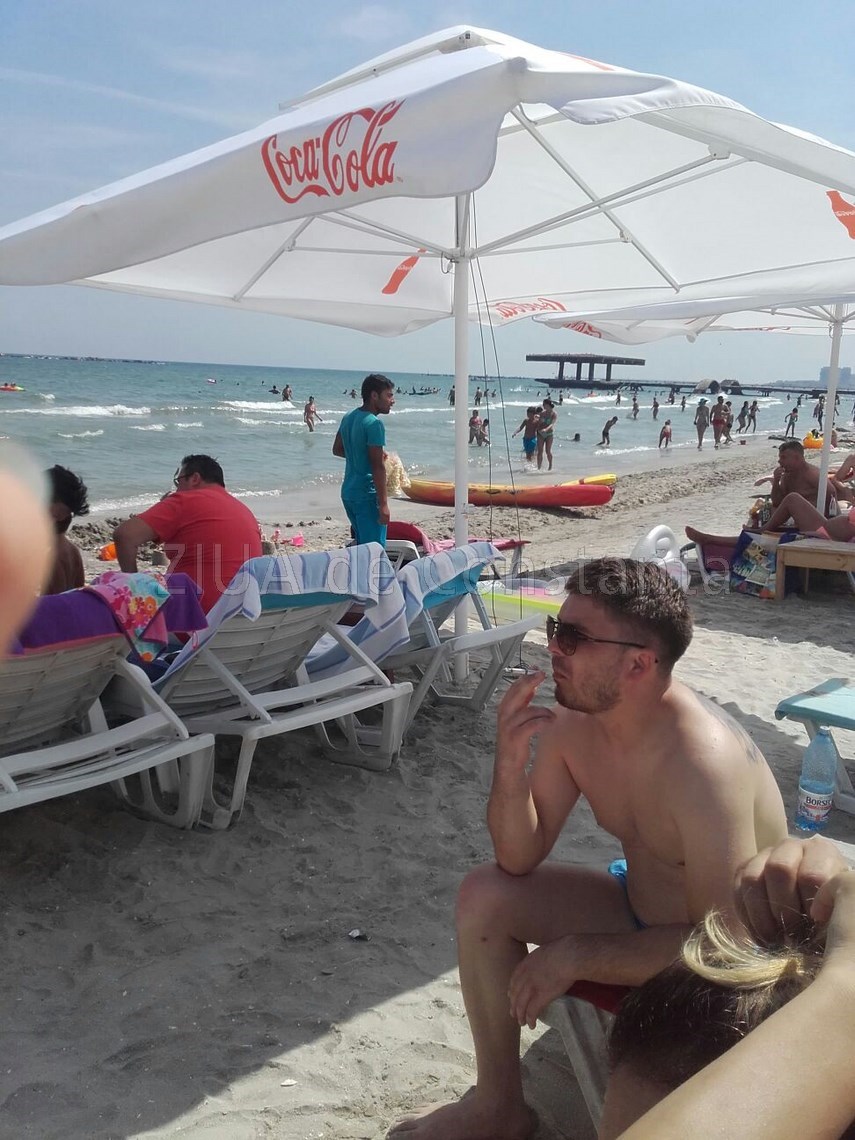 plaja din mamaia luata iar cu asalt de vanzatorii ambulanti comertul de chilipiruri prospera foto reportaj