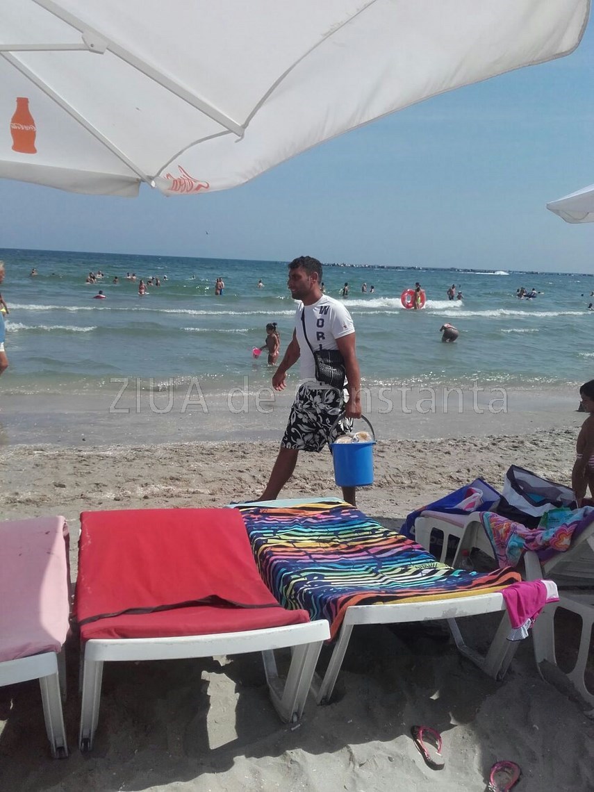 plaja din mamaia luata iar cu asalt de vanzatorii ambulanti comertul de chilipiruri prospera foto reportaj