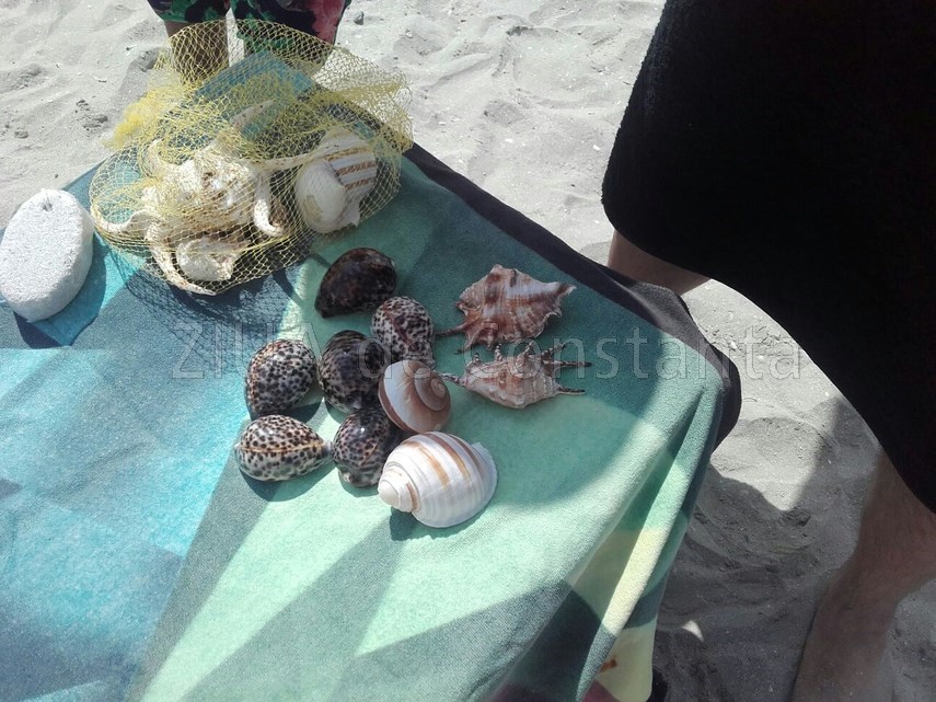 plaja din mamaia luata iar cu asalt de vanzatorii ambulanti comertul de chilipiruri prospera foto reportaj