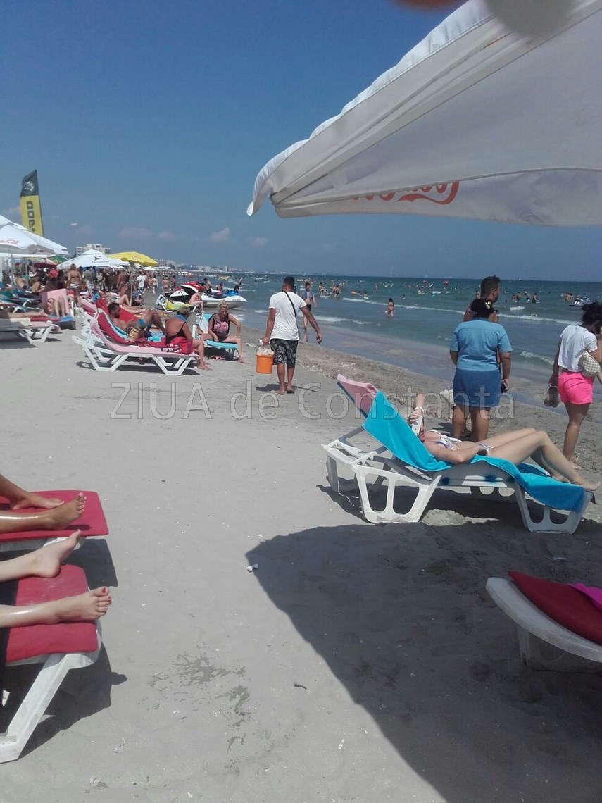 plaja din mamaia luata iar cu asalt de vanzatorii ambulanti comertul de chilipiruri prospera foto reportaj