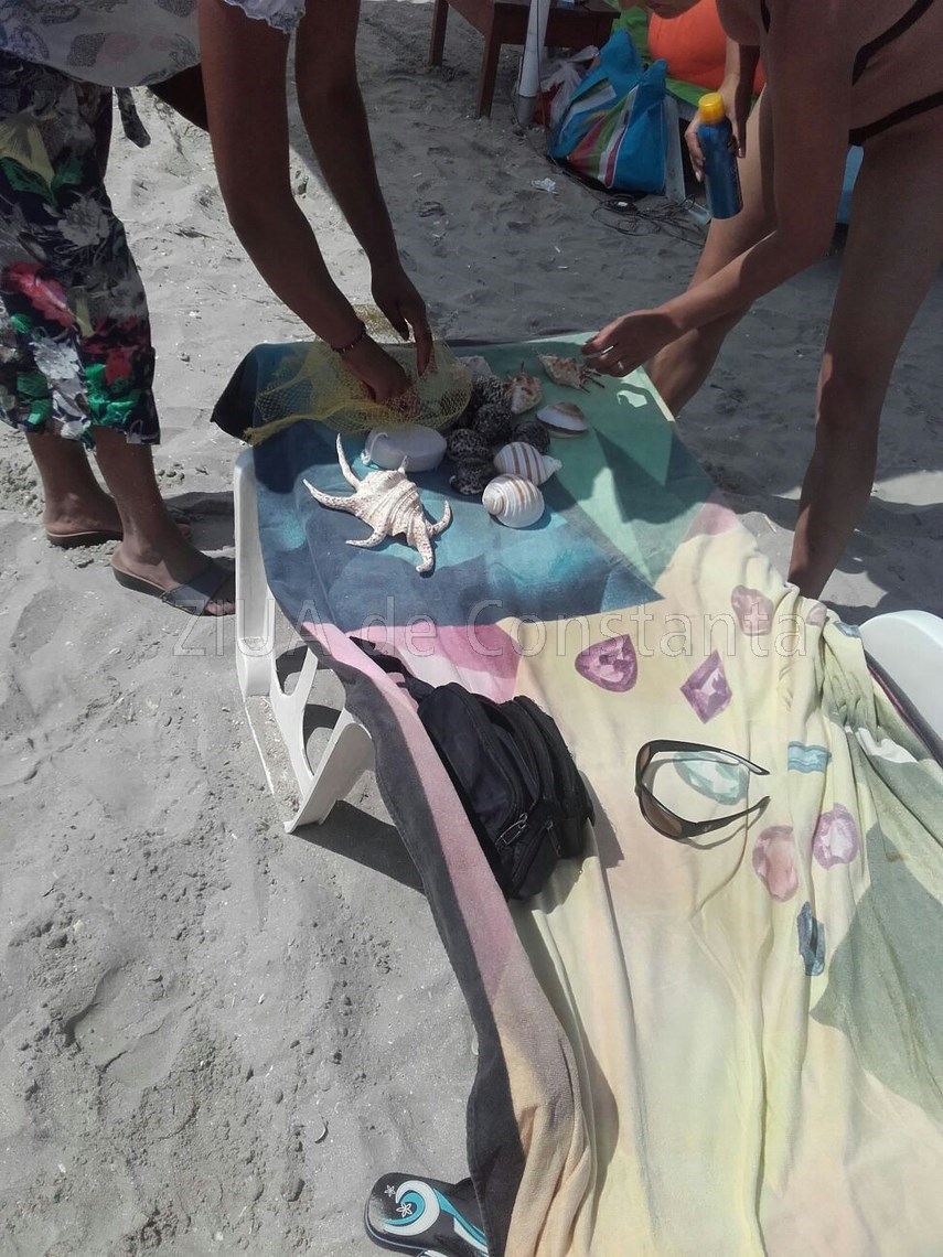 plaja din mamaia luata iar cu asalt de vanzatorii ambulanti comertul de chilipiruri prospera foto reportaj