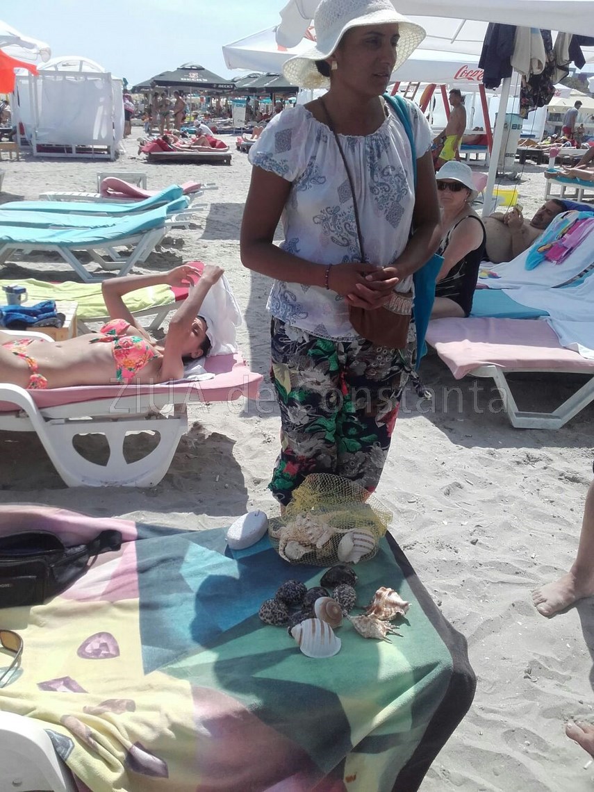 plaja din mamaia luata iar cu asalt de vanzatorii ambulanti comertul de chilipiruri prospera foto reportaj
