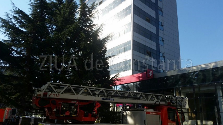 arde acoperisul unei cladiri pe bulevardul tomis 604184
