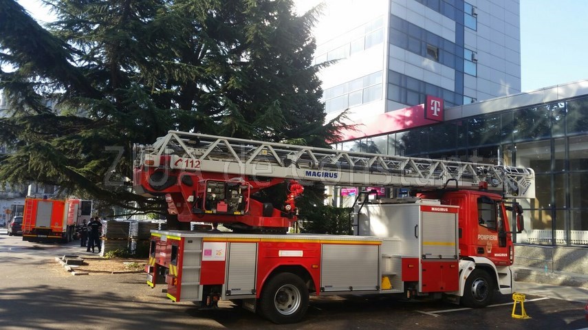 arde acoperisul unei cladiri pe bulevardul tomis 604184