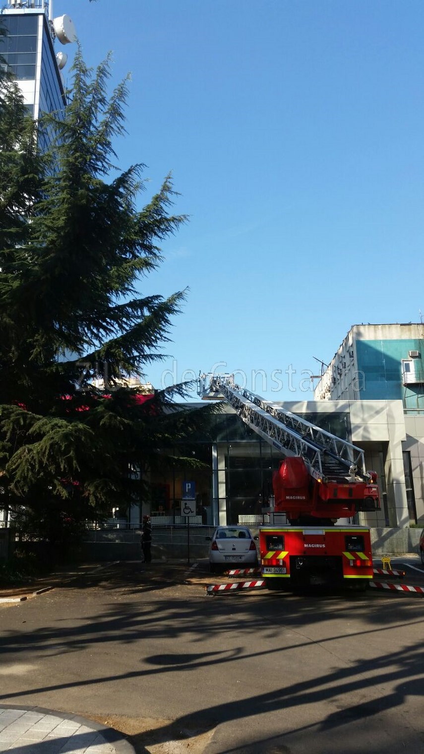 arde acoperisul unei cladiri pe bulevardul tomis 604184