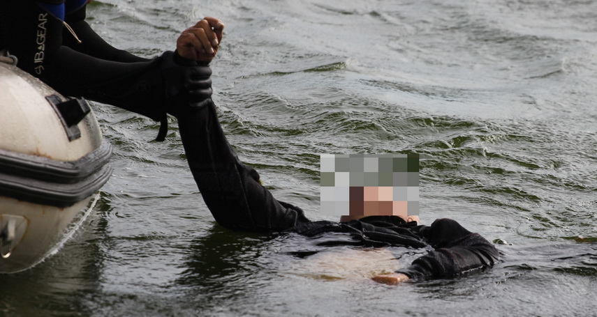 Image result for Bărbat care a salvat o femeie de la înec, la Mangalia, scos mort din mare