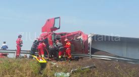 UPDATE 7 Un TIR s-a răsturnat în zona Valu lui Traian. Şoferul a fost descarcerat (galerie foto+video)                  